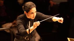 Bar Avni dirige l'Orchestre de Paris avec Ava Bahari au violon à la Philharmonie