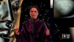 Jessie Ware chante "The Way We Were" sur la séquence In Memoriam des Bafta