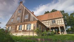 Daleko od miasta – Dom podcieniowy – skrót