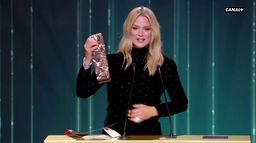 Elle l'a fait ! Virginie Efira reçoit le César de la meilleure actrice - CANAL+