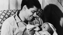 Trois bébés sur les bras