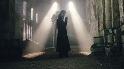 Christine and the Queens dans l'église Saint-Pierre de Thaon