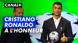 Cristiano Ronaldo reçoit le trophée du meilleur buteur de l'histoire de Ligue des Champions