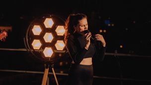 Clara Ysé sur le toit du Bazar de l'Hôtel