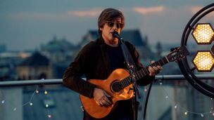Thomas Dutronc sur le toit du Bazar de l’hôtel de ville