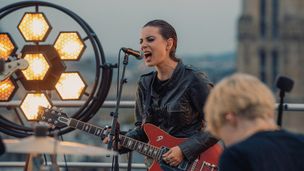 Ade  sur le toit du Bazar de l’hôtel de ville