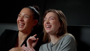 Deux stripteaseuses réagissent à des scènes de strip