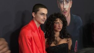 Actualité Hollywood : "Marty Supreme", Spielberg, Jennifer Lopez et Michael Jackson au programme