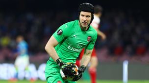 La main opposée par les gardiens de but avec Petr Cech