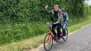 Arnaud Montebourg emmène Stéphane Conchon sur les chemins cyclables de la Bresse