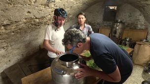 Julien Cohen nous fait découvrir une distillerie artisanale à Vézelay