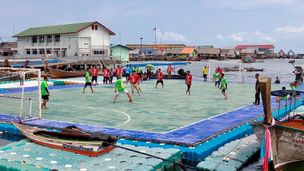 Thaïlande, un terrain de football insolite