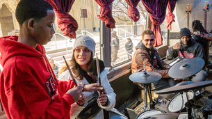 Chicago : Construction d'un bus musical (avec Vanessa Hudgens)