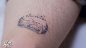 Il a vraiment fait un tatouage chocolatine !?