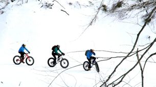 Fat Bike sur un lac gelé au Canada / Gendarmes vs pilotes freestyle