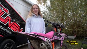 14 ans et prodige de motocross, elle explose tous les garçons