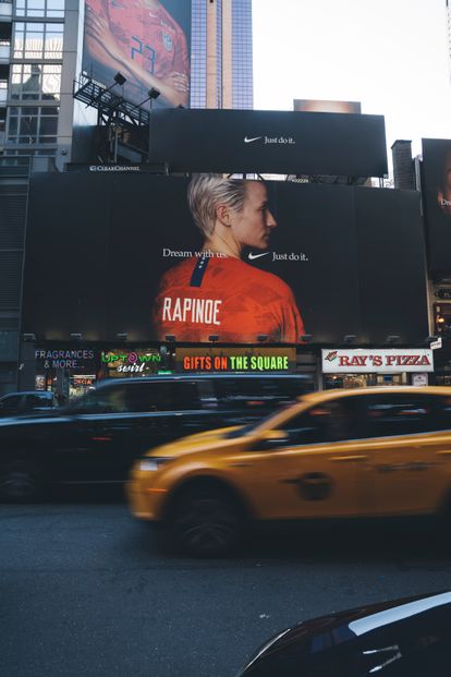 Megan Rapinoe, joueuse de football ouvertement lesbienne de l'équipe nationale américaine, pose pour son sponsor (Nike) sur un panneau à New York.