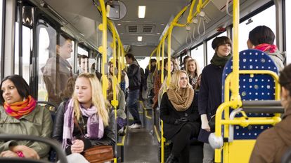 femmes et hommes dans un bus