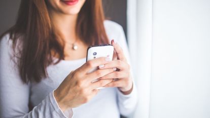 femme utilisant un smartphone