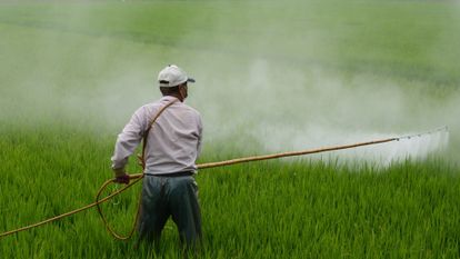 épandage de pesticides dans un champ