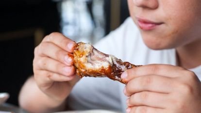 enfant qui mange du poulet