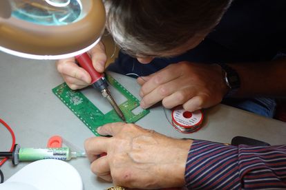 Emmanuel Vallée en pleine réparation d’une liseuse électronique.