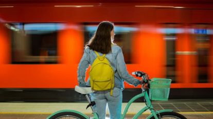 femme attendant le train avec son vélo