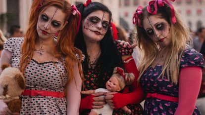 3 femmes déguisées en zombies