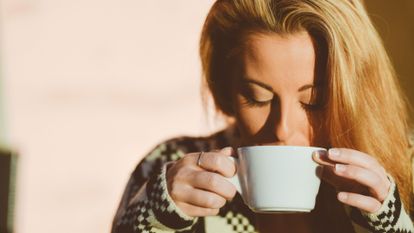 femme buvant un café