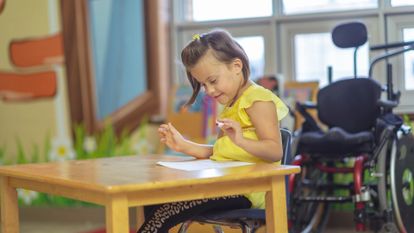 une enfant handicapée en classe