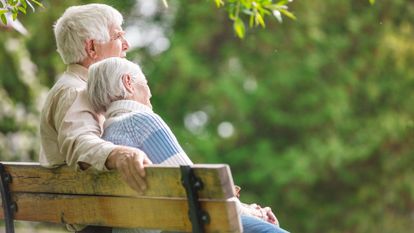 couple de personnes âgées sur un banc