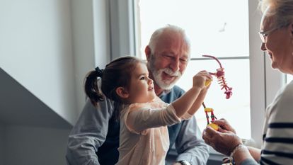 grands-parents avec une enfant