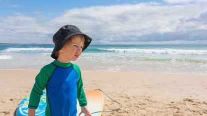 enfant protégé du soleil à la plage