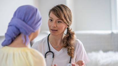 femme cancer et médecin