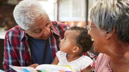 grands-parents avec une enfant