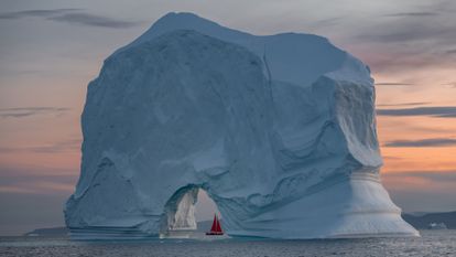 bateau qui passe sous un iceberg