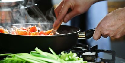 légumes qui cuisent à la poêle