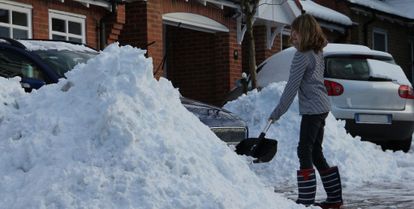 femme déneigeant une rue