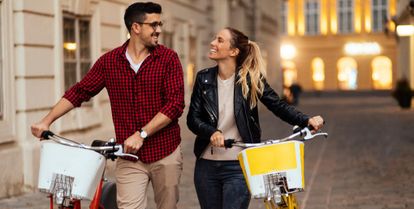 un homme et une femme avec leurs vélos