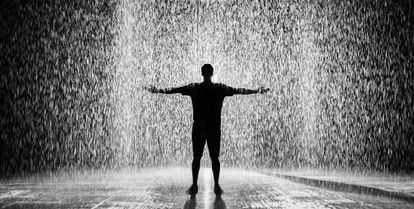 homme sous la pluie