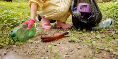 plastique ramassé par terre