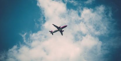 un avion dans le ciel