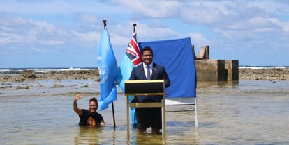 Simon Kofe, îles Tuvalu