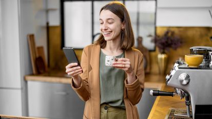 femme avec un smartphone