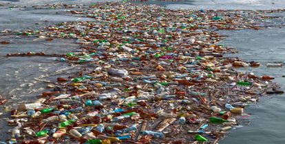 plastique flottant sur la rivière