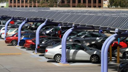 parking et panneaux solaires