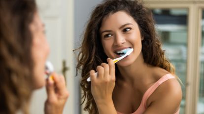 femme qui se brosse les dents