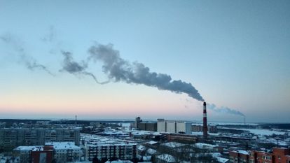 usine rejetant de la pollution