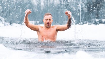 homme qui nage dans une rivière froide