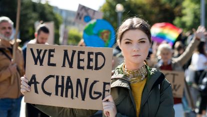 des jeunes manifestent contre le climat